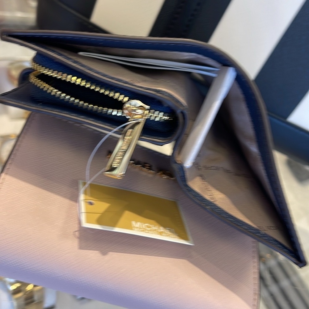MICHAEL KORS
Medium Jet Set Travel Crossgrain Leather Bifold Zip Wallet
Navy
NWT - Picture 4 of 16